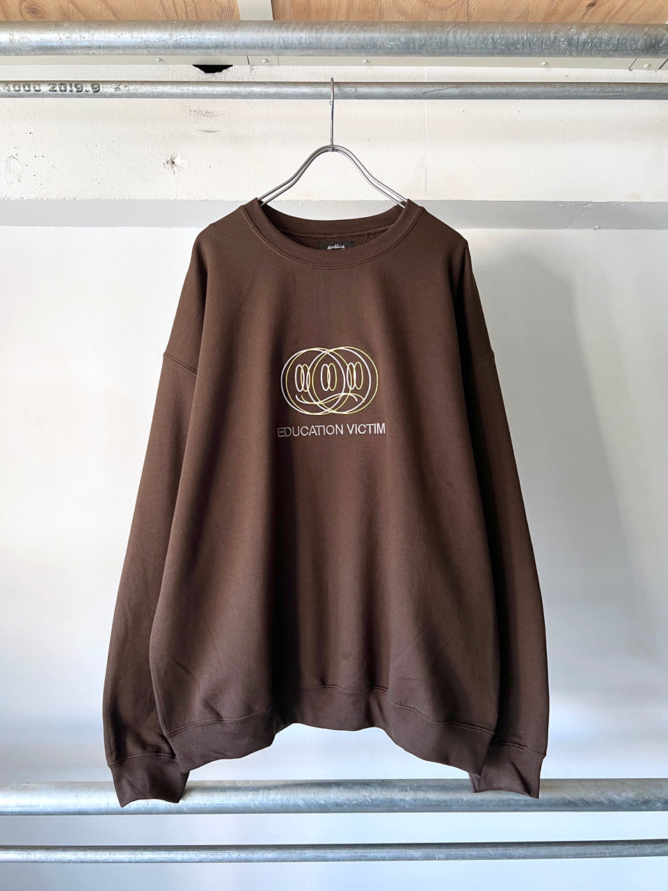 GAMBLING EDUCATION VICTIM CREWNECK SWEATSHIRT BRN