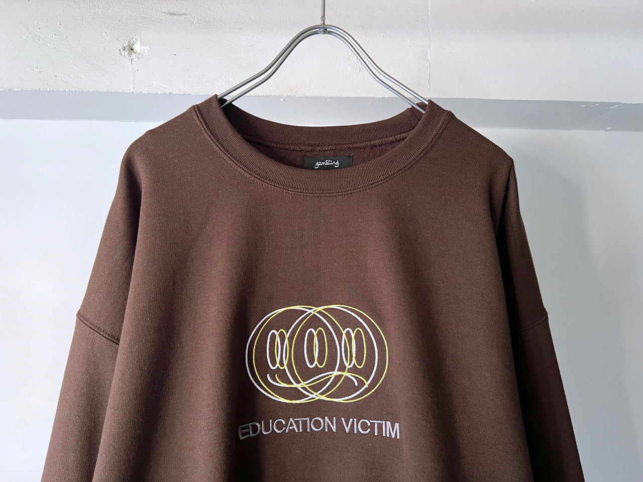 GAMBLING EDUCATION VICTIM CREWNECK SWEATSHIRT BRN