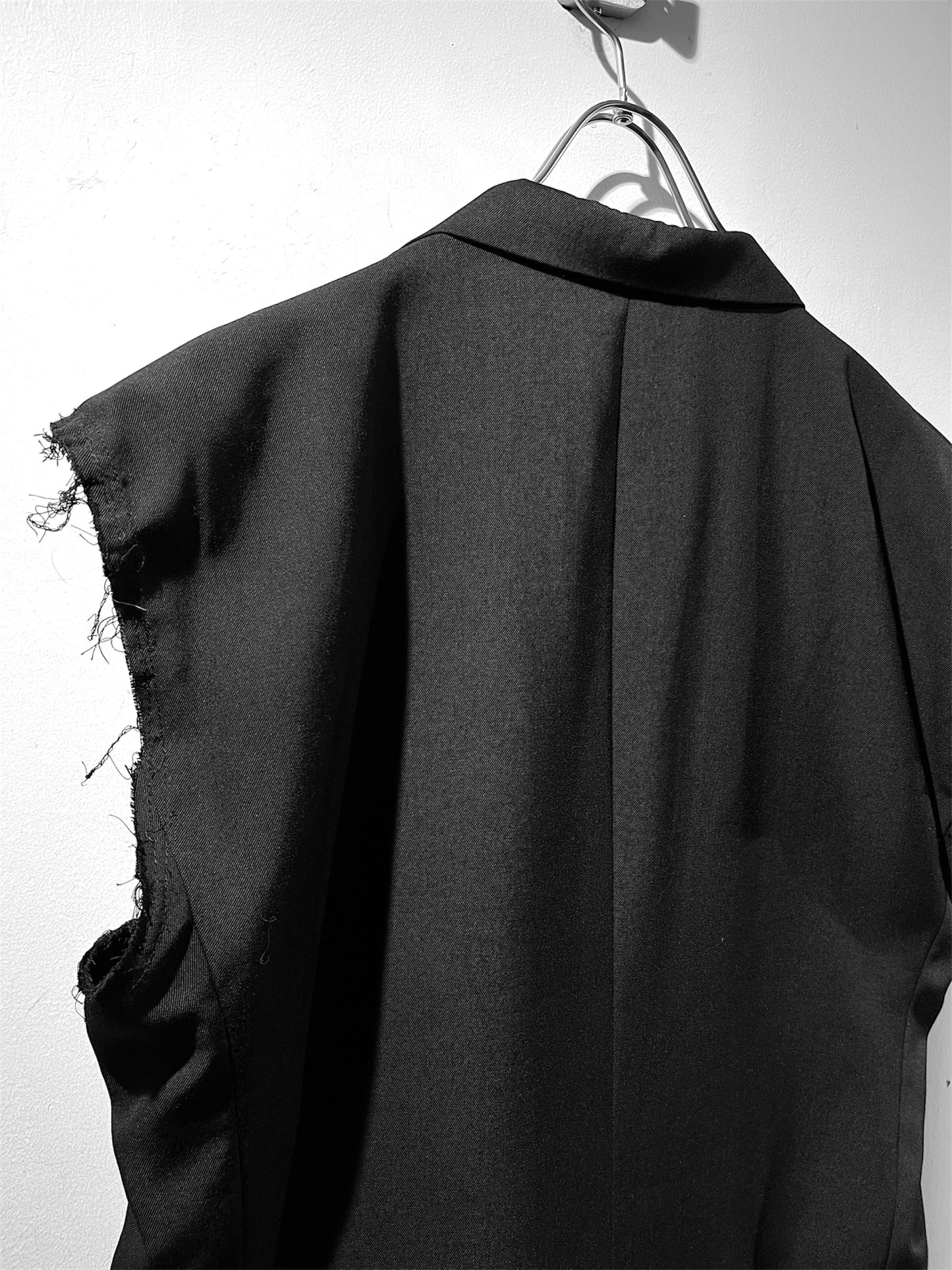 Cut-off sleeve jacket