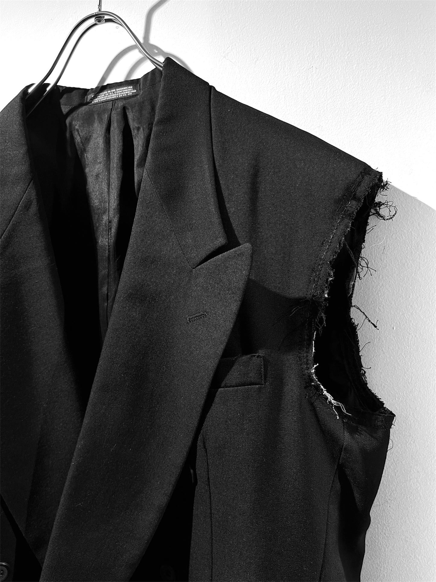 Cut-off sleeve jacket