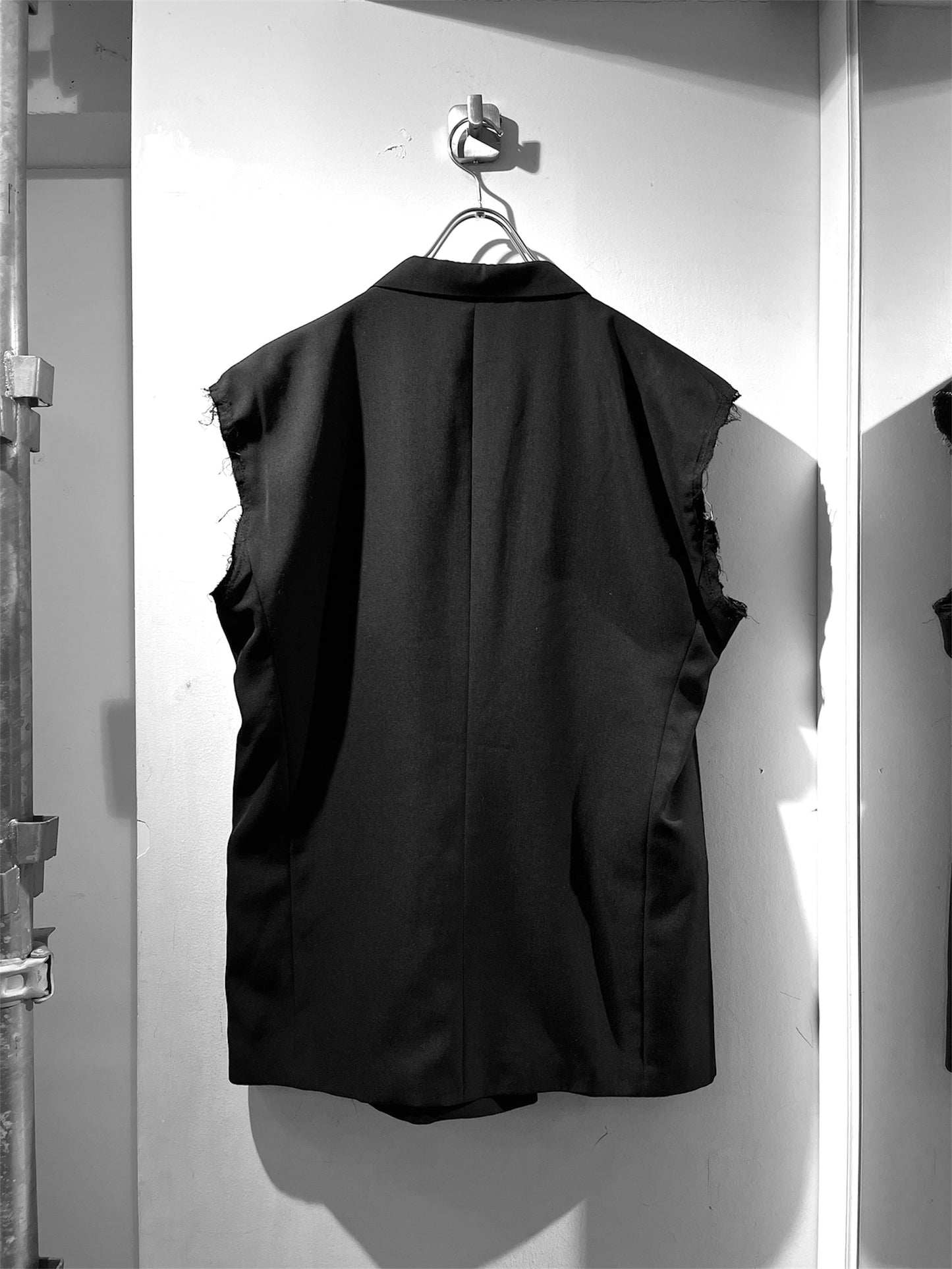 Cut-off sleeve jacket