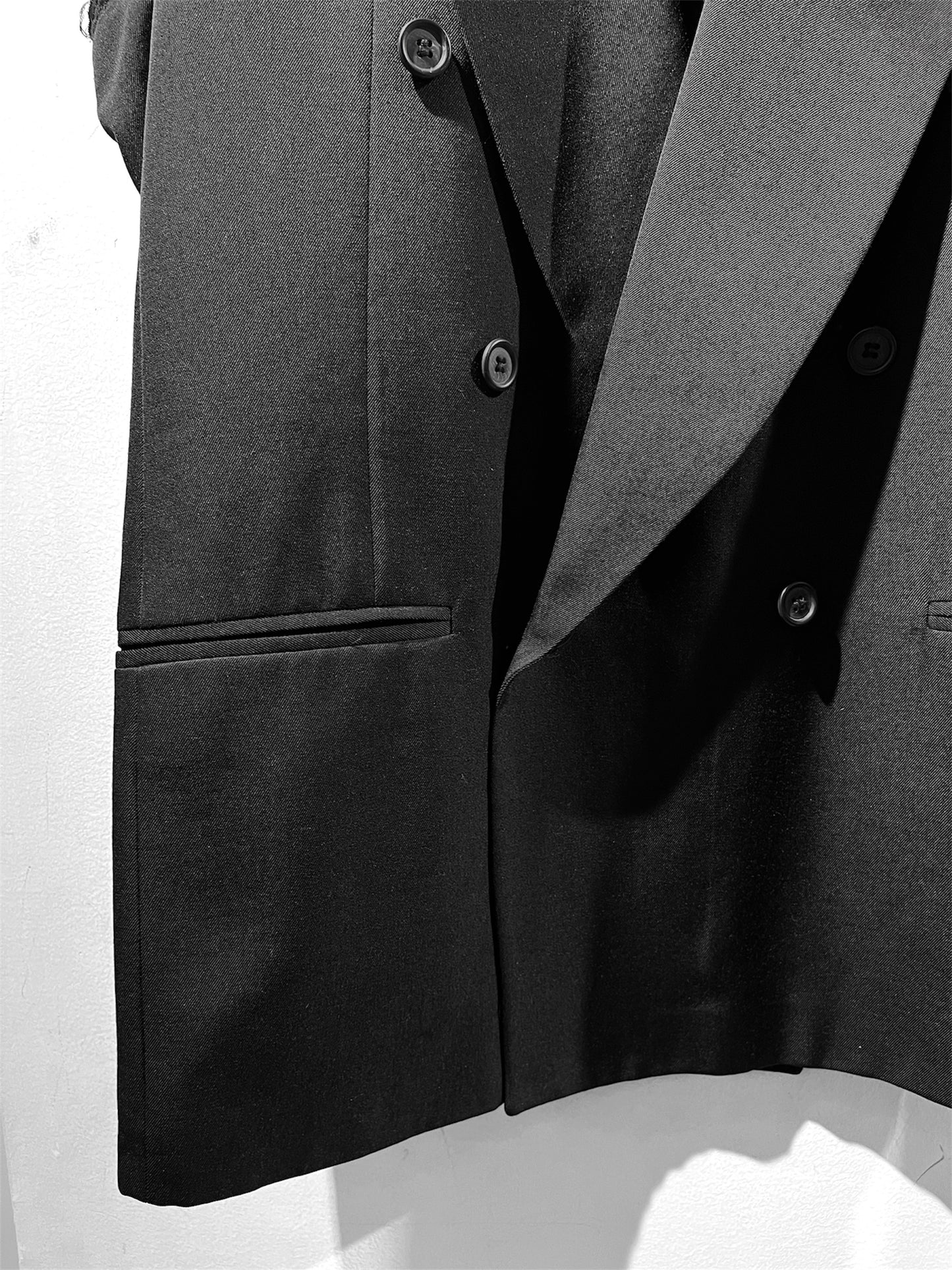 Cut-off sleeve jacket