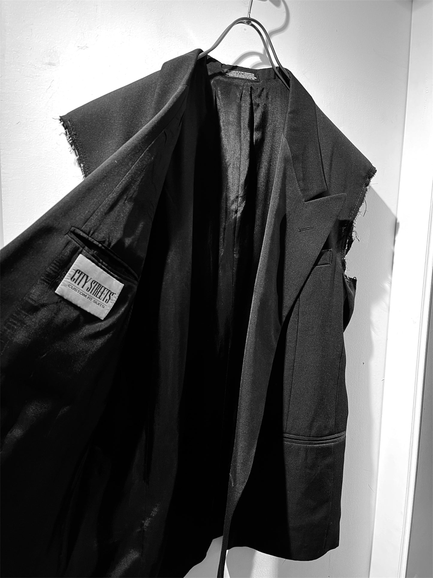 Cut-off sleeve jacket