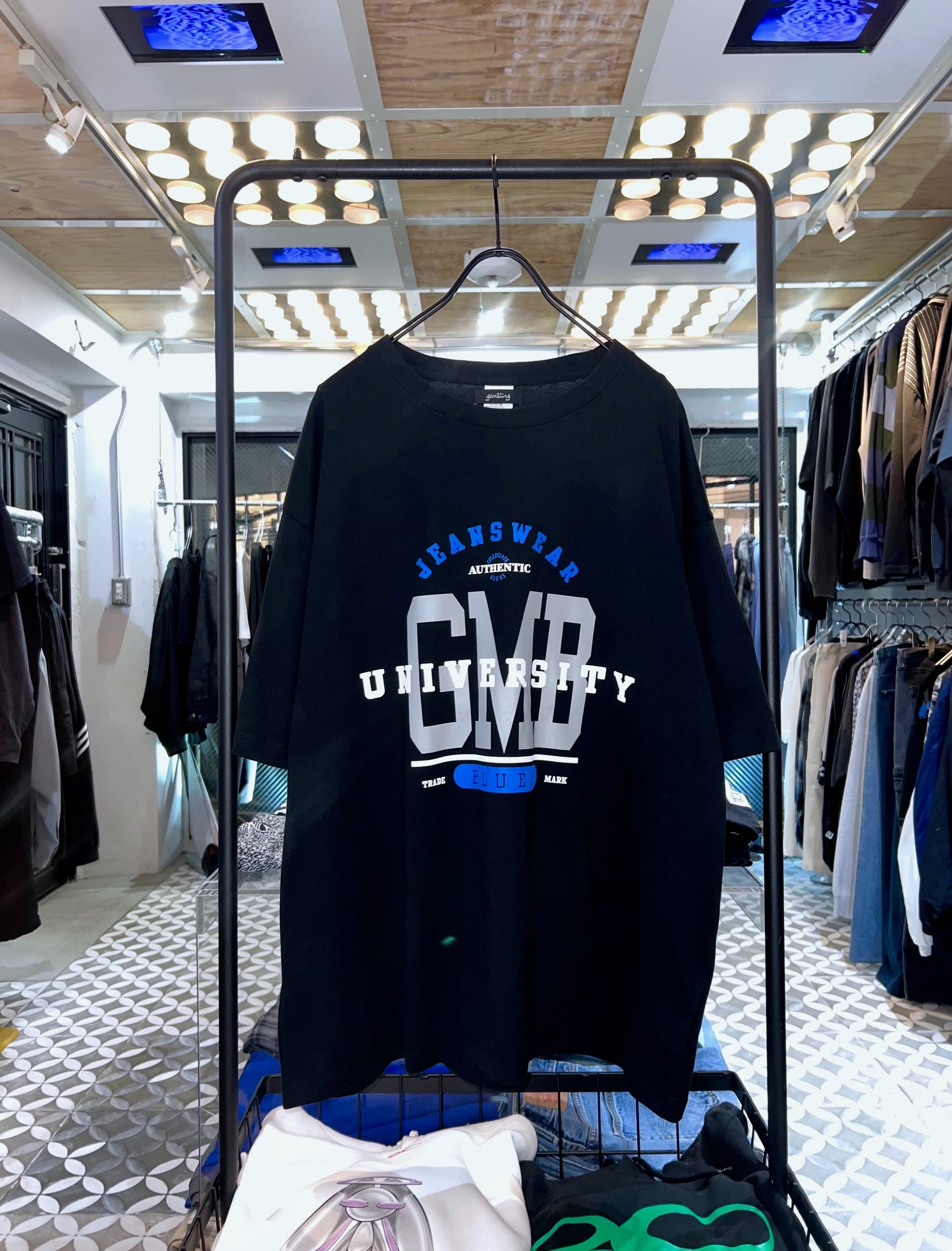 GAMBLING™︎ COLLEGIATE TEE BLK