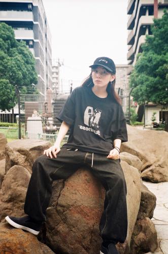 "BUSINESS AS USUAL" Arcade TEE 【BLK】