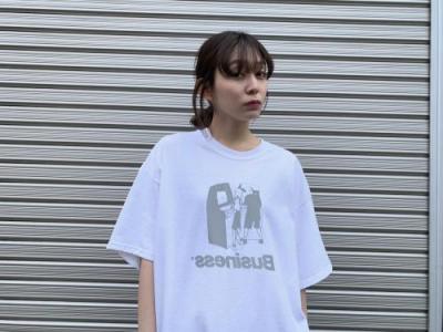 "BUSINESS AS USUAL" Arcade TEE 【WHT】