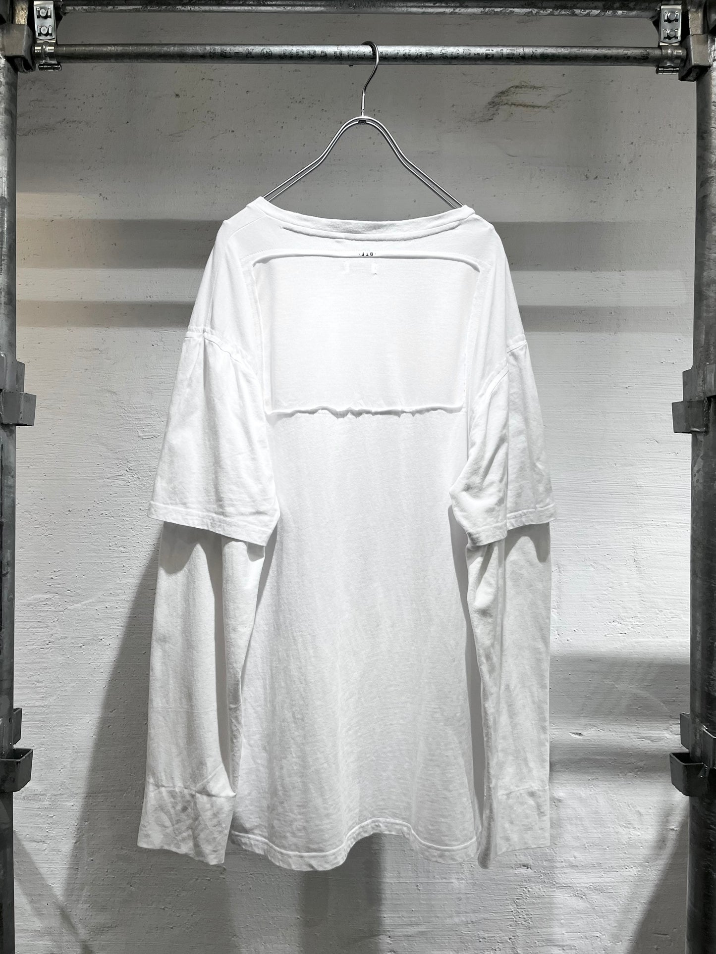 REMAKEBYK CUT OUT L/S TEE