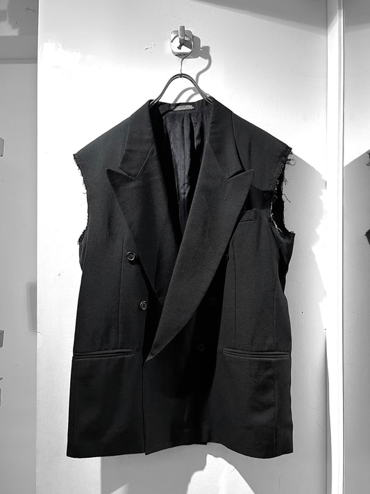 Cut-off sleeve jacket