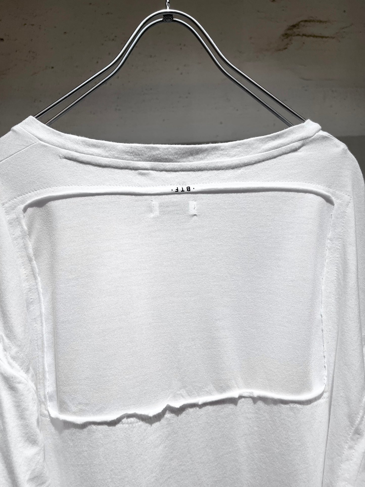 REMAKEBYK CUT OUT L/S TEE