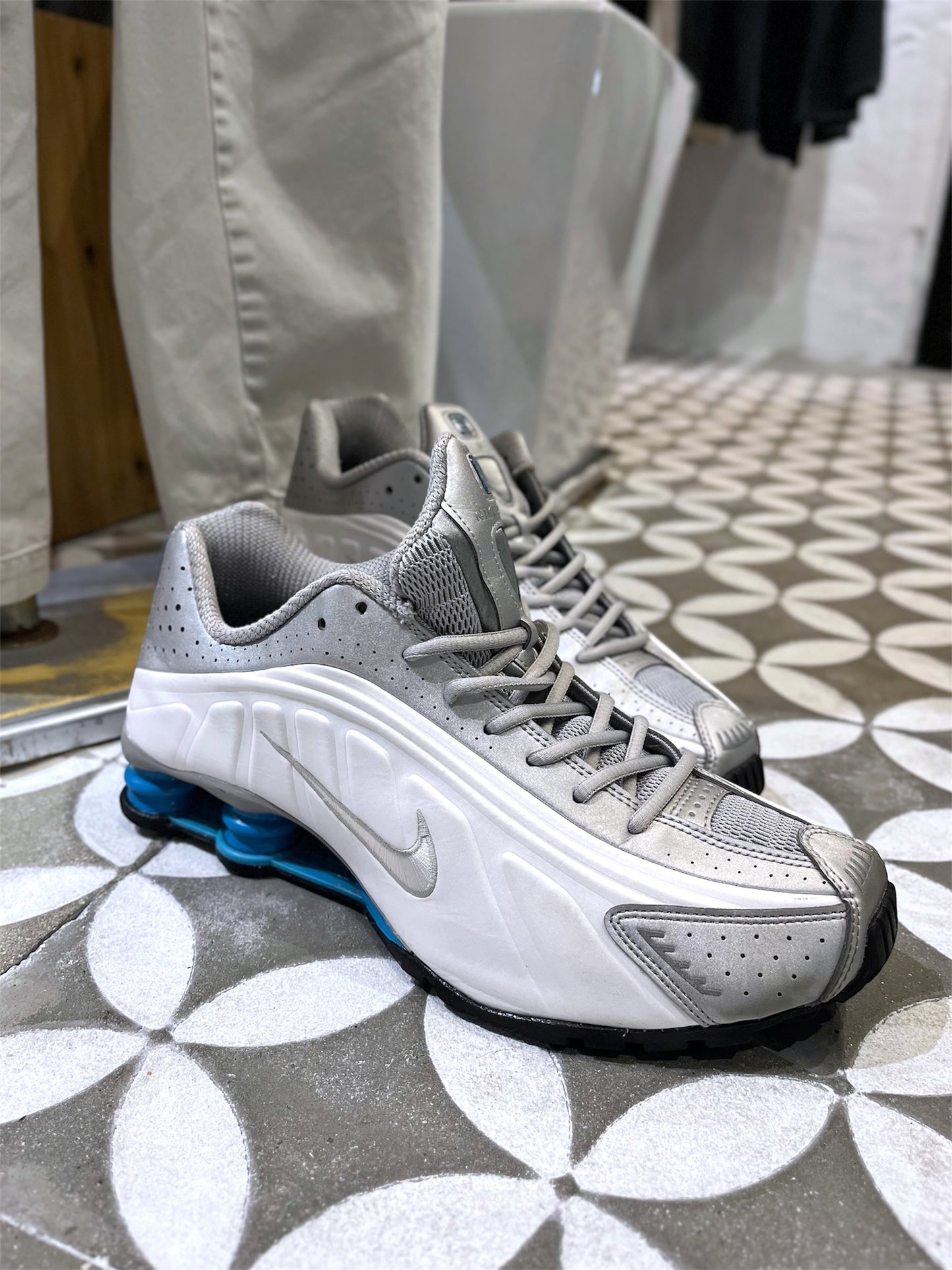 NIKE SHOX sneaker