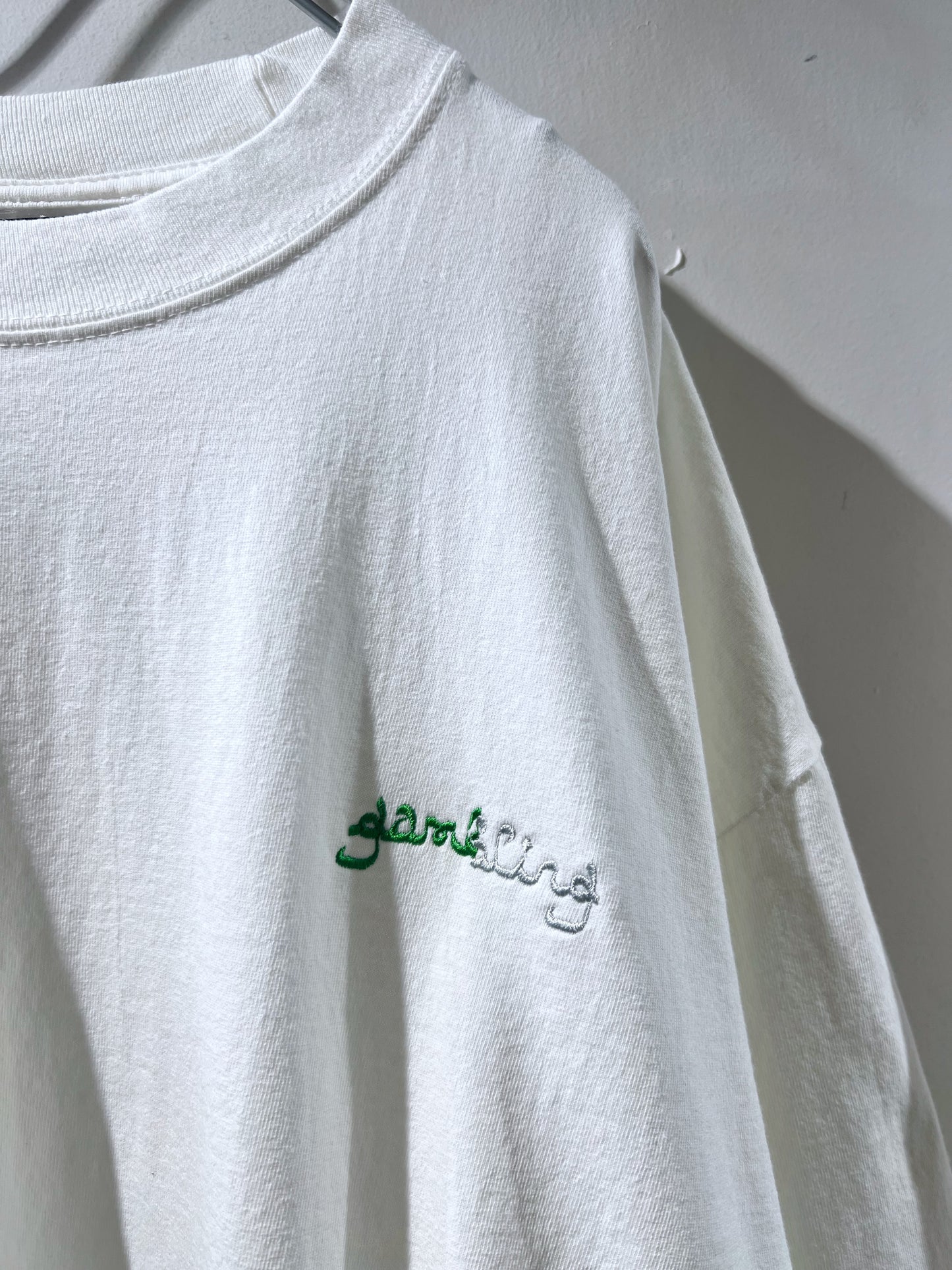 GAMBLING™︎ TEE WHT