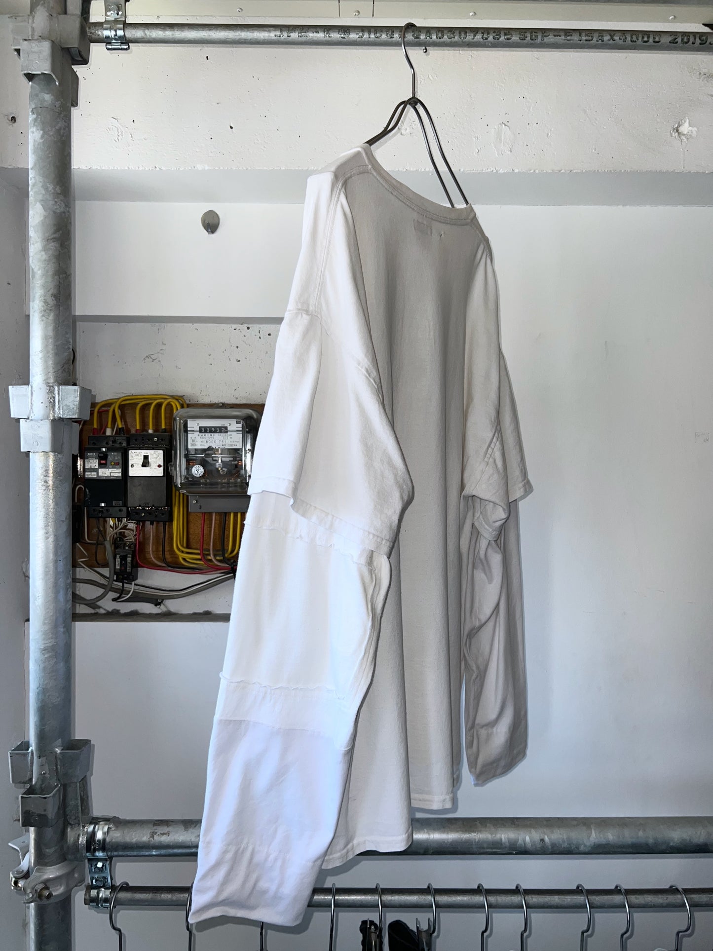 REMAKEBYK CUT OUT L/S TEE